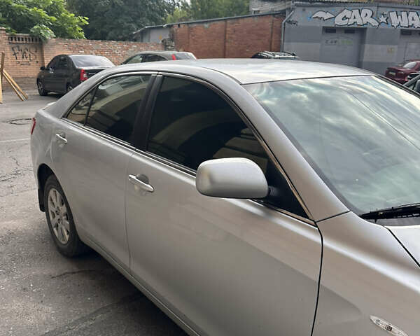 Сірий Тойота Камрі, об'ємом двигуна 2.4 л та пробігом 297 тис. км за 8500 $, фото 2 на Automoto.ua