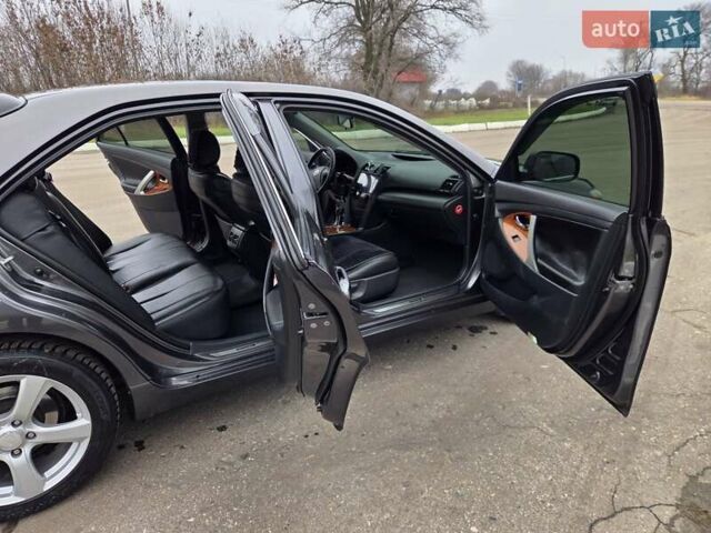 Серый Тойота Камри, объемом двигателя 2.36 л и пробегом 285 тыс. км за 9200 $, фото 36 на Automoto.ua