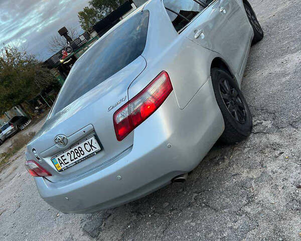 Серый Тойота Камри, объемом двигателя 2.36 л и пробегом 334 тыс. км за 5999 $, фото 2 на Automoto.ua