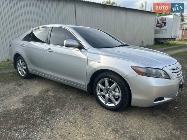 Серый Тойота Камри, объемом двигателя 2.4 л и пробегом 270 тыс. км за 8300 $, фото 7 на Automoto.ua