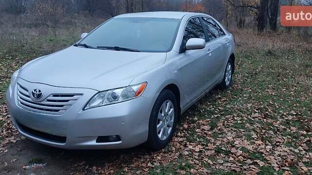 Серый Тойота Камри, объемом двигателя 2.4 л и пробегом 260 тыс. км за 7900 $, фото 1 на Automoto.ua