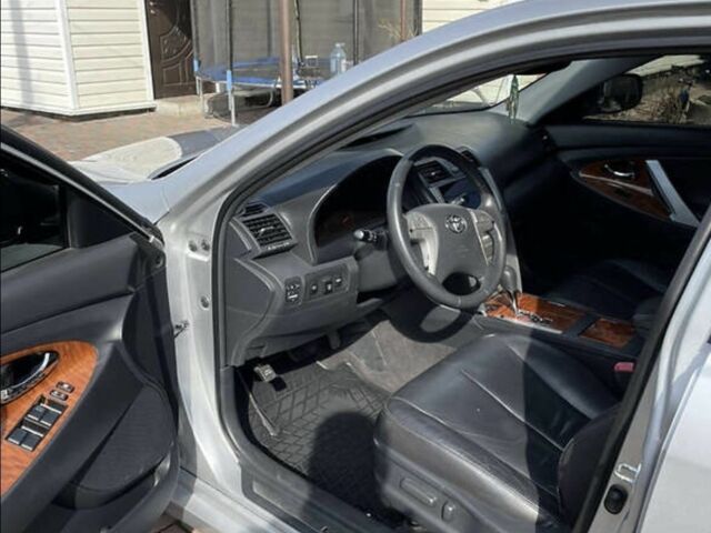 Серый Тойота Камри, объемом двигателя 2.4 л и пробегом 238 тыс. км за 7500 $, фото 2 на Automoto.ua