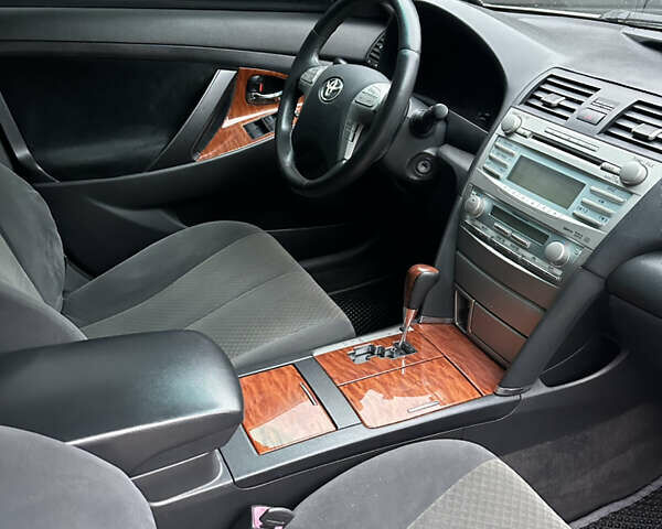 Серый Тойота Камри, объемом двигателя 2.4 л и пробегом 240 тыс. км за 7700 $, фото 24 на Automoto.ua