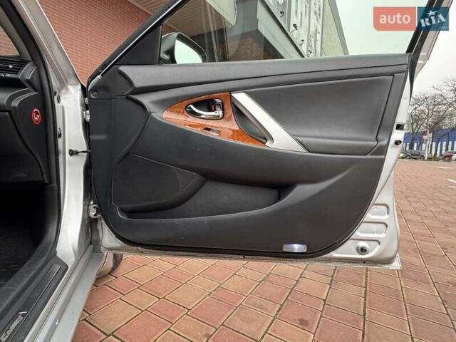 Серый Тойота Камри, объемом двигателя 3.5 л и пробегом 223 тыс. км за 8300 $, фото 28 на Automoto.ua