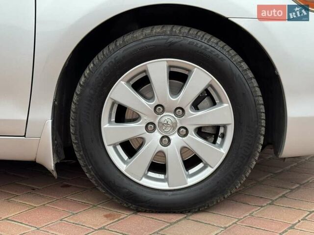 Серый Тойота Камри, объемом двигателя 3.5 л и пробегом 223 тыс. км за 8300 $, фото 66 на Automoto.ua