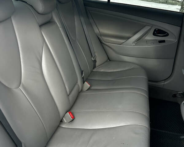 Сірий Тойота Камрі, об'ємом двигуна 2.4 л та пробігом 215 тис. км за 8200 $, фото 6 на Automoto.ua