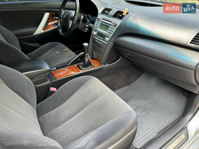 Серый Тойота Камри, объемом двигателя 2.36 л и пробегом 308 тыс. км за 7500 $, фото 14 на Automoto.ua