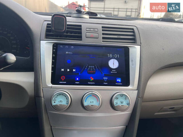 Серый Тойота Камри, объемом двигателя 2.4 л и пробегом 350 тыс. км за 7900 $, фото 5 на Automoto.ua