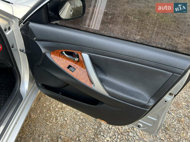 Серый Тойота Камри, объемом двигателя 3.5 л и пробегом 326 тыс. км за 14700 $, фото 6 на Automoto.ua