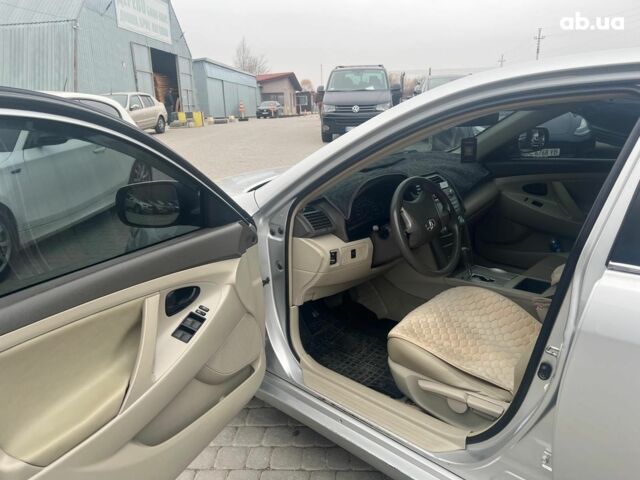 Серый Тойота Камри, объемом двигателя 2.4 л и пробегом 320 тыс. км за 5990 $, фото 12 на Automoto.ua