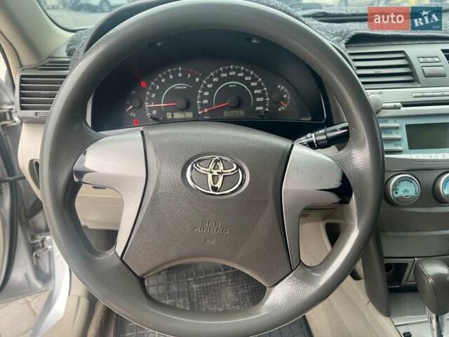 Серый Тойота Камри, объемом двигателя 2.4 л и пробегом 320 тыс. км за 5990 $, фото 14 на Automoto.ua