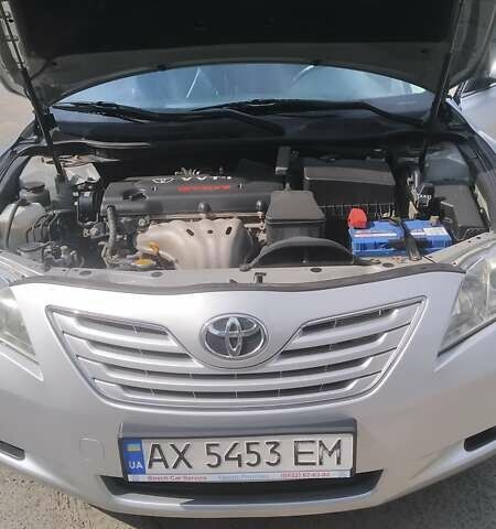 Серый Тойота Камри, объемом двигателя 2.4 л и пробегом 208 тыс. км за 8000 $, фото 2 на Automoto.ua