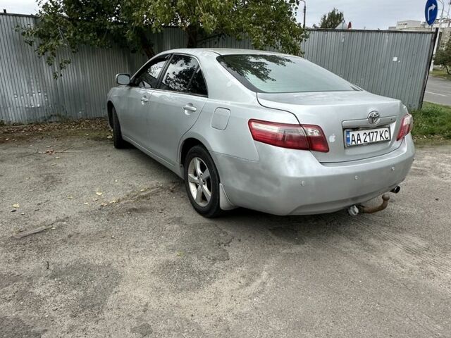 Сірий Тойота Камрі, об'ємом двигуна 2.4 л та пробігом 330 тис. км за 7607 $, фото 1 на Automoto.ua
