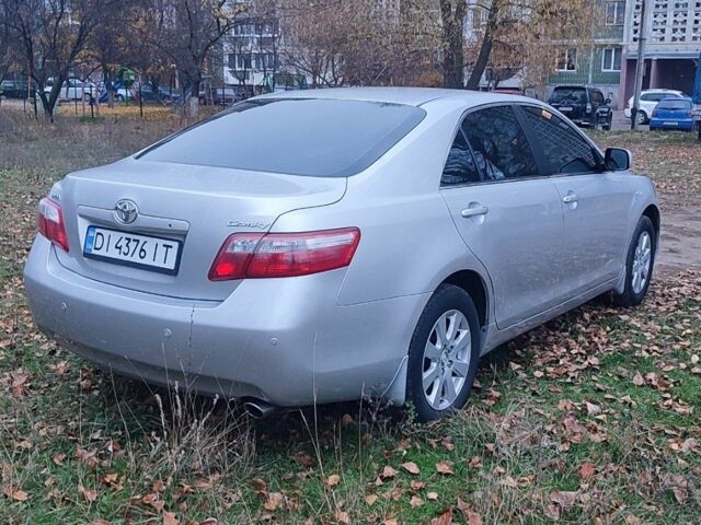 Серый Тойота Камри, объемом двигателя 2.4 л и пробегом 258 тыс. км за 8000 $, фото 7 на Automoto.ua