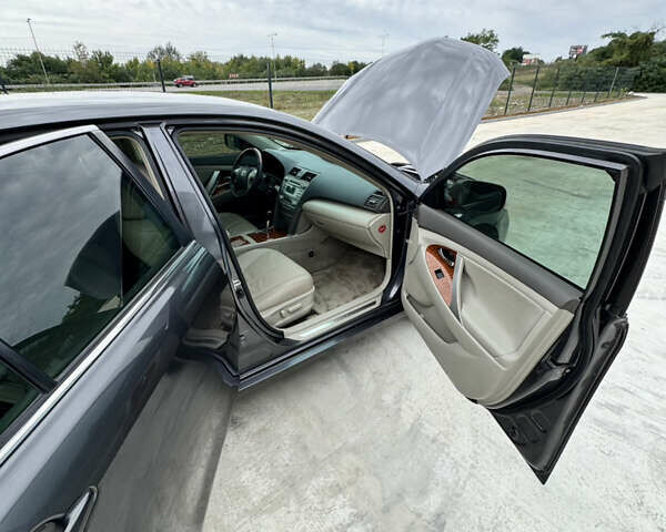 Серый Тойота Камри, объемом двигателя 3.5 л и пробегом 230 тыс. км за 10200 $, фото 5 на Automoto.ua