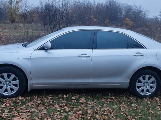 Серый Тойота Камри, объемом двигателя 2.4 л и пробегом 258 тыс. км за 8000 $, фото 4 на Automoto.ua