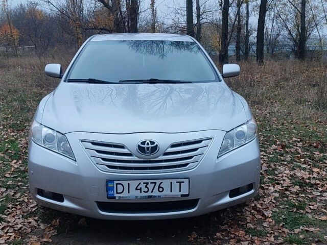 Серый Тойота Камри, объемом двигателя 2.4 л и пробегом 258 тыс. км за 8000 $, фото 1 на Automoto.ua