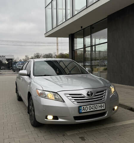 Серый Тойота Камри, объемом двигателя 2.36 л и пробегом 251 тыс. км за 7200 $, фото 2 на Automoto.ua