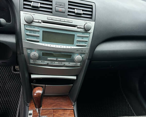 Серый Тойота Камри, объемом двигателя 2.4 л и пробегом 240 тыс. км за 7700 $, фото 7 на Automoto.ua