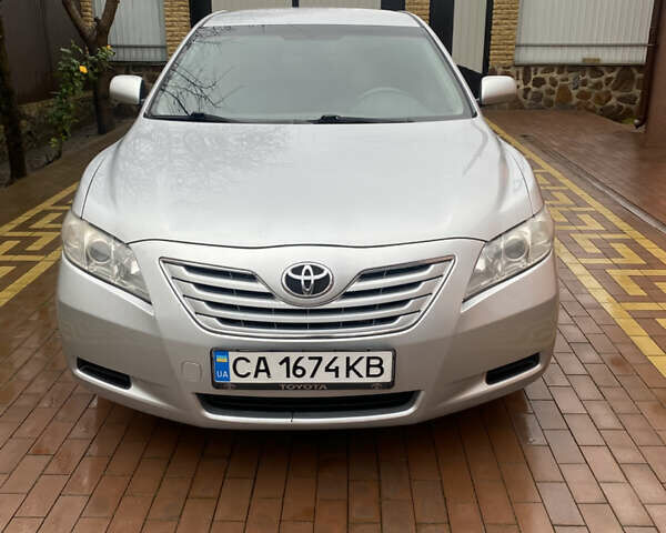 Серый Тойота Камри, объемом двигателя 2.36 л и пробегом 300 тыс. км за 8200 $, фото 1 на Automoto.ua