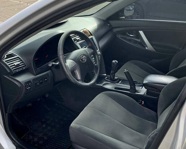 Сірий Тойота Камрі, об'ємом двигуна 2.4 л та пробігом 279 тис. км за 8200 $, фото 8 на Automoto.ua