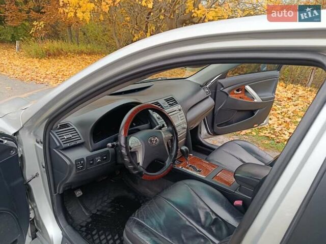Сірий Тойота Камрі, об'ємом двигуна 2.36 л та пробігом 242 тис. км за 8300 $, фото 7 на Automoto.ua
