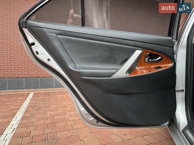 Серый Тойота Камри, объемом двигателя 3.5 л и пробегом 223 тыс. км за 8300 $, фото 32 на Automoto.ua