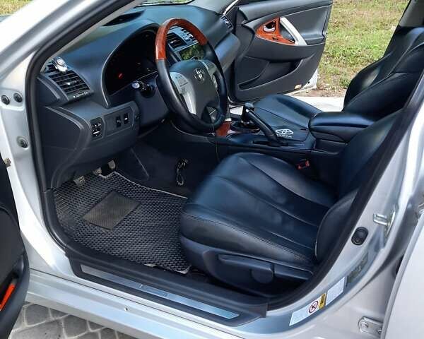 Серый Тойота Камри, объемом двигателя 2.4 л и пробегом 208 тыс. км за 8000 $, фото 19 на Automoto.ua