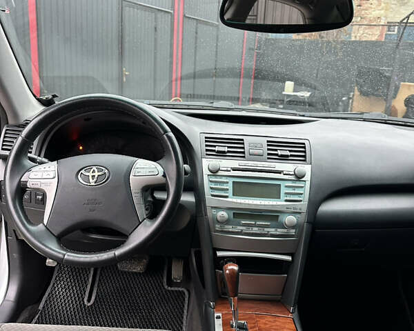 Серый Тойота Камри, объемом двигателя 2.4 л и пробегом 240 тыс. км за 7700 $, фото 4 на Automoto.ua