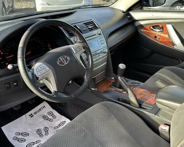 Сірий Тойота Камрі, об'ємом двигуна 2.4 л та пробігом 241 тис. км за 7700 $, фото 2 на Automoto.ua