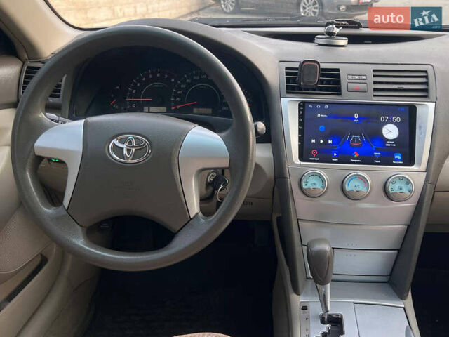 Серый Тойота Камри, объемом двигателя 2.4 л и пробегом 350 тыс. км за 7900 $, фото 4 на Automoto.ua