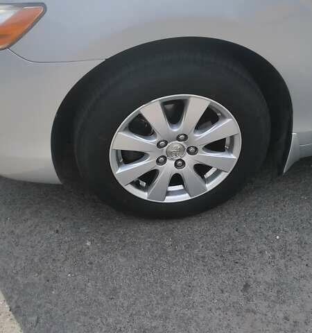 Серый Тойота Камри, объемом двигателя 2.4 л и пробегом 208 тыс. км за 8000 $, фото 9 на Automoto.ua