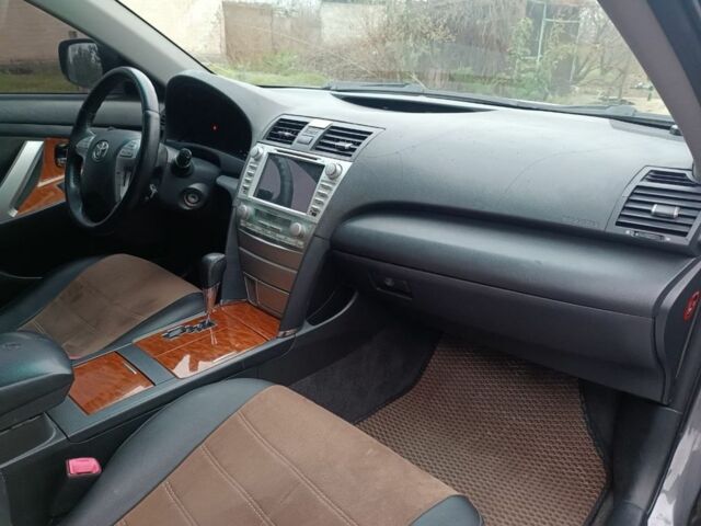 Сірий Тойота Камрі, об'ємом двигуна 2.4 л та пробігом 362 тис. км за 8000 $, фото 6 на Automoto.ua