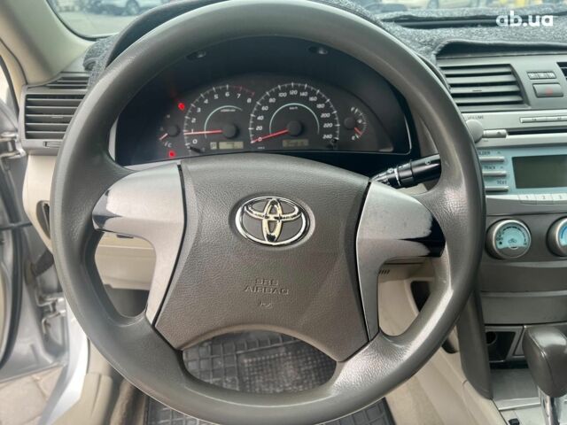 Серый Тойота Камри, объемом двигателя 2.4 л и пробегом 320 тыс. км за 5990 $, фото 14 на Automoto.ua