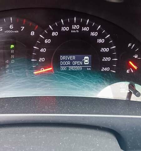 Серый Тойота Камри, объемом двигателя 2.36 л и пробегом 259 тыс. км за 9000 $, фото 2 на Automoto.ua