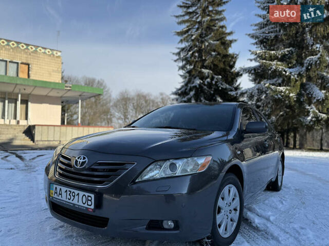 Серый Тойота Камри, объемом двигателя 2.4 л и пробегом 162 тыс. км за 10999 $, фото 1 на Automoto.ua