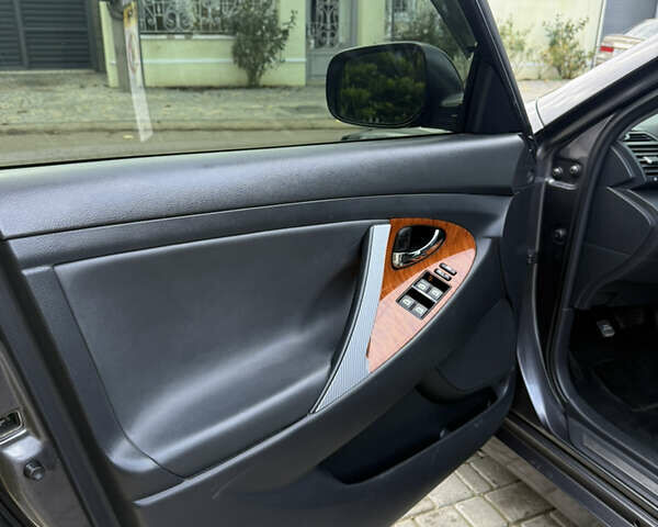 Серый Тойота Камри, объемом двигателя 3.46 л и пробегом 340 тыс. км за 9500 $, фото 12 на Automoto.ua