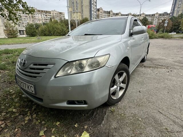 Сірий Тойота Камрі, об'ємом двигуна 2.4 л та пробігом 330 тис. км за 7607 $, фото 2 на Automoto.ua