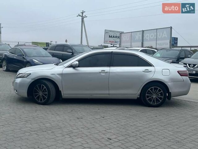 Серый Тойота Камри, объемом двигателя 2.4 л и пробегом 320 тыс. км за 5990 $, фото 2 на Automoto.ua
