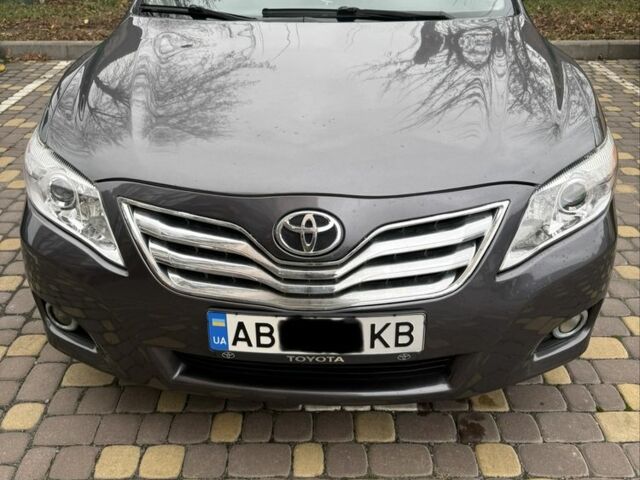 Сірий Тойота Камрі, об'ємом двигуна 2.4 л та пробігом 326 тис. км за 7500 $, фото 1 на Automoto.ua
