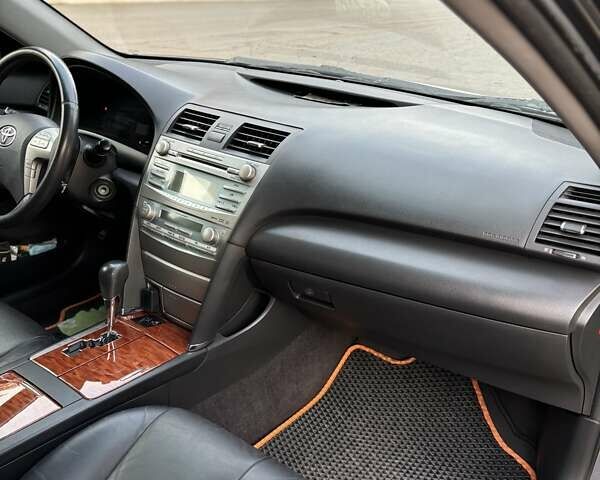 Серый Тойота Камри, объемом двигателя 2.4 л и пробегом 350 тыс. км за 10000 $, фото 4 на Automoto.ua