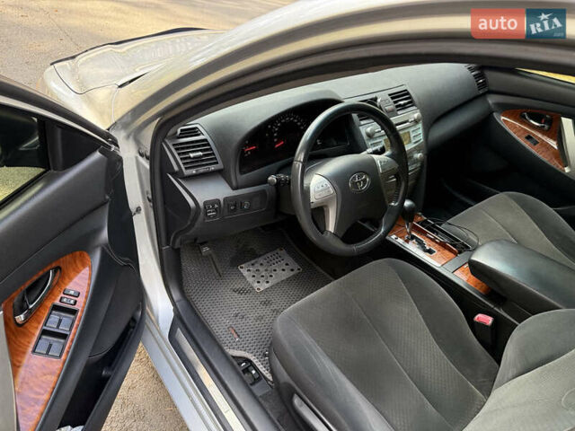 Сірий Тойота Камрі, об'ємом двигуна 2.4 л та пробігом 258 тис. км за 8200 $, фото 2 на Automoto.ua