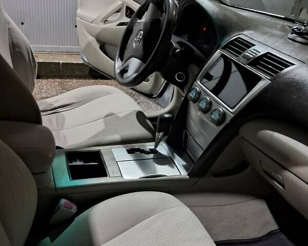 Сірий Тойота Камрі, об'ємом двигуна 2.4 л та пробігом 352 тис. км за 8100 $, фото 1 на Automoto.ua