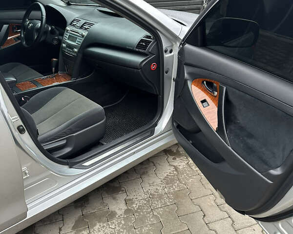 Серый Тойота Камри, объемом двигателя 2.4 л и пробегом 240 тыс. км за 7700 $, фото 25 на Automoto.ua