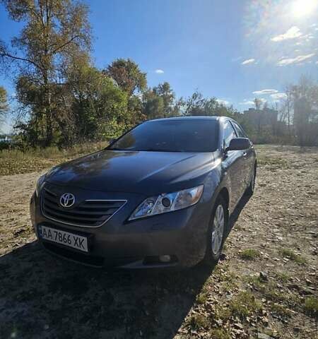 Серый Тойота Камри, объемом двигателя 2.4 л и пробегом 358 тыс. км за 10000 $, фото 4 на Automoto.ua