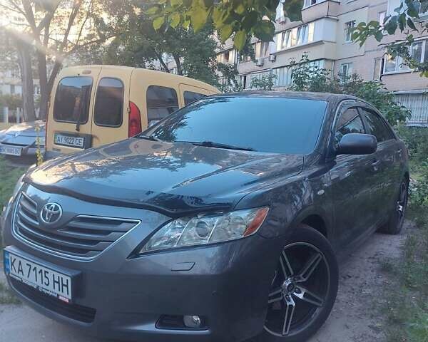 Серый Тойота Камри, объемом двигателя 3.5 л и пробегом 335 тыс. км за 10000 $, фото 2 на Automoto.ua