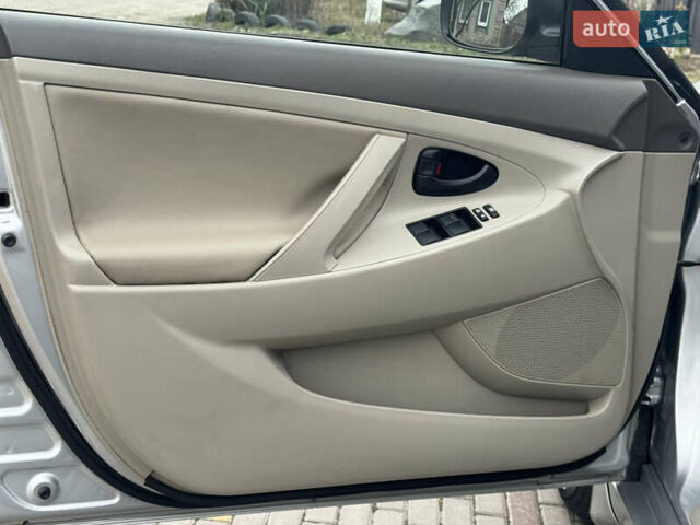 Сірий Тойота Камрі, об'ємом двигуна 2.4 л та пробігом 67 тис. км за 12900 $, фото 22 на Automoto.ua