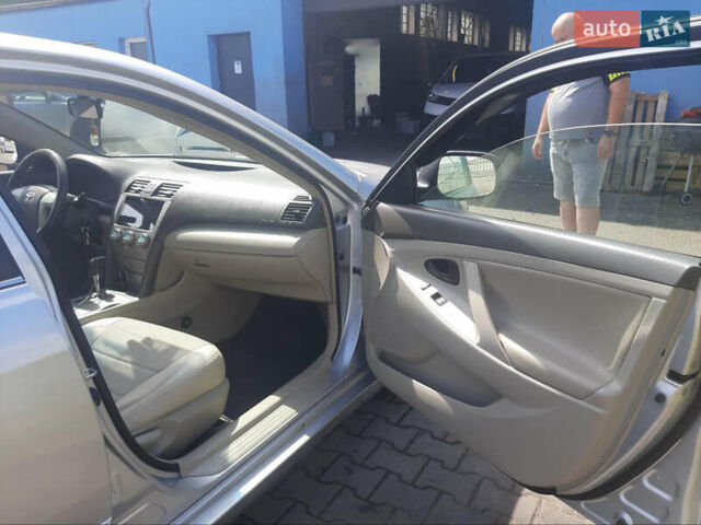 Сірий Тойота Камрі, об'ємом двигуна 2.36 л та пробігом 264 тис. км за 7000 $, фото 9 на Automoto.ua