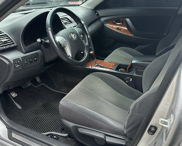 Серый Тойота Камри, объемом двигателя 2.4 л и пробегом 240 тыс. км за 7700 $, фото 22 на Automoto.ua