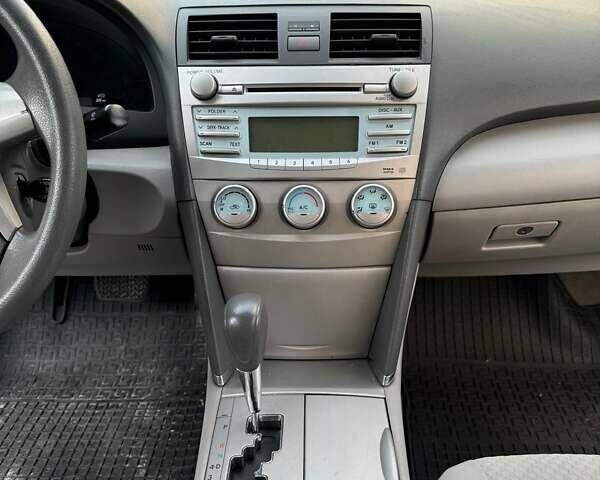 Сірий Тойота Камрі, об'ємом двигуна 2.36 л та пробігом 211 тис. км за 7500 $, фото 18 на Automoto.ua